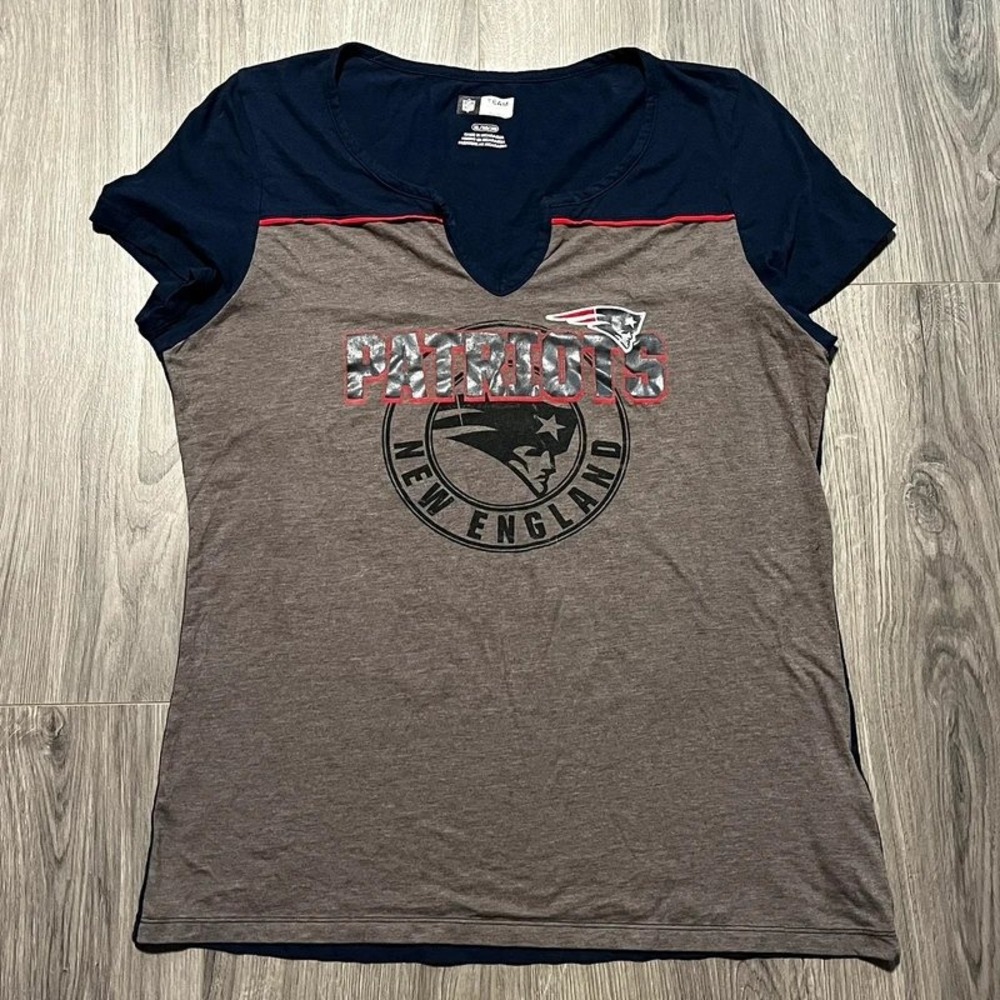 New England Patriots NFL Team Apparel Women's XL Split Neck Graphic T-Shirt